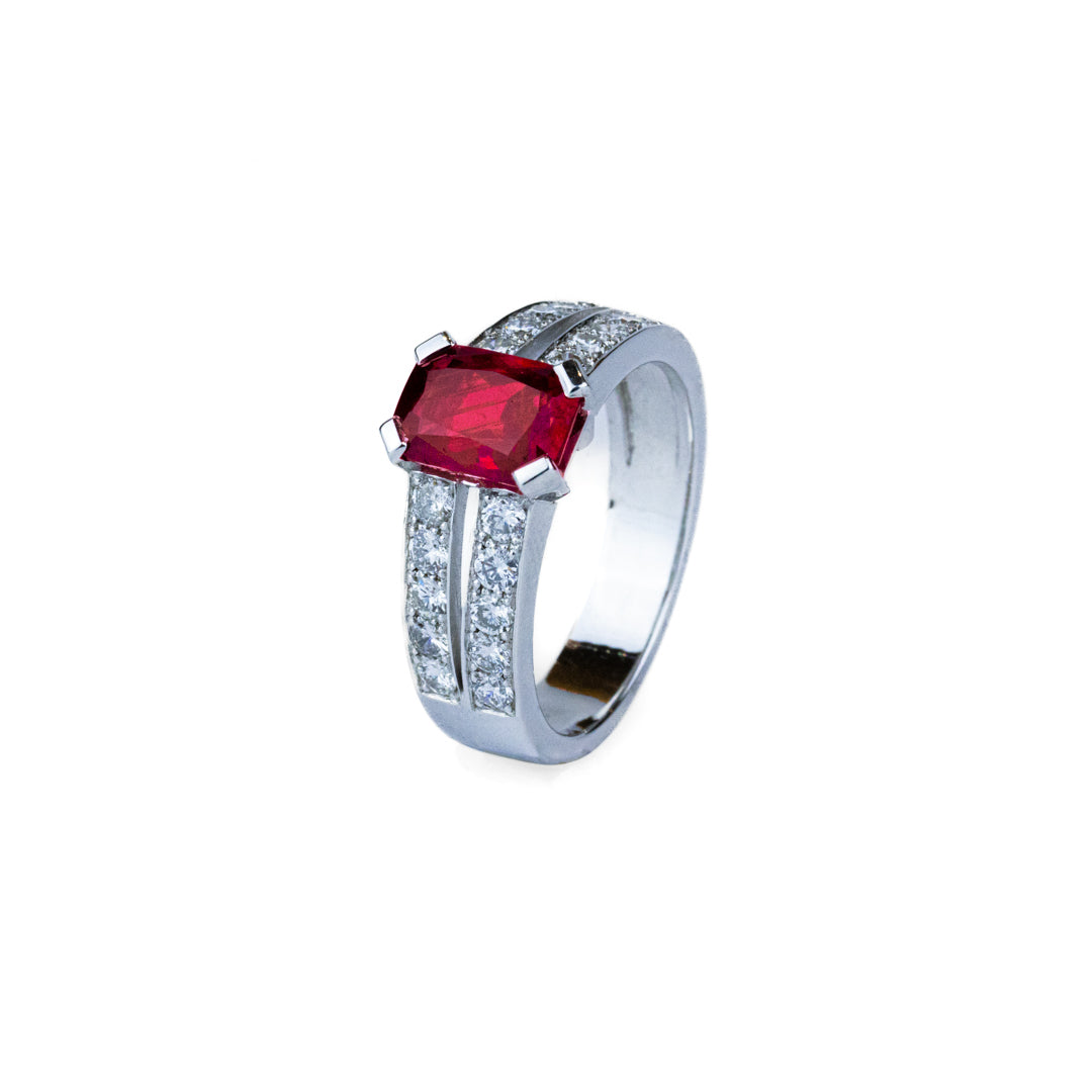 14 - Bague Rubis Birman et Diamants en Or Blanc 18k