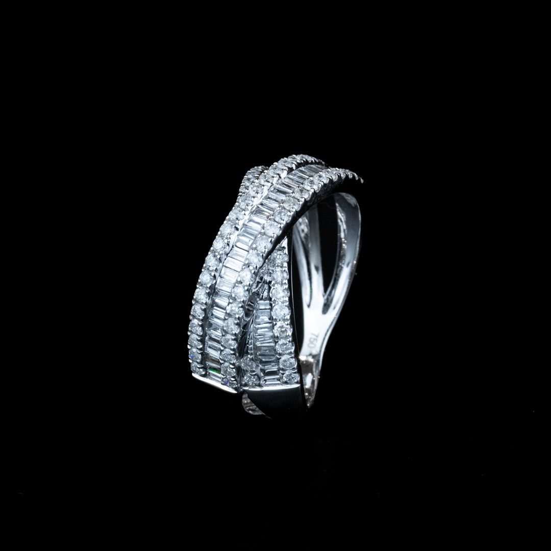 Bague en or blanc croisée, diamants